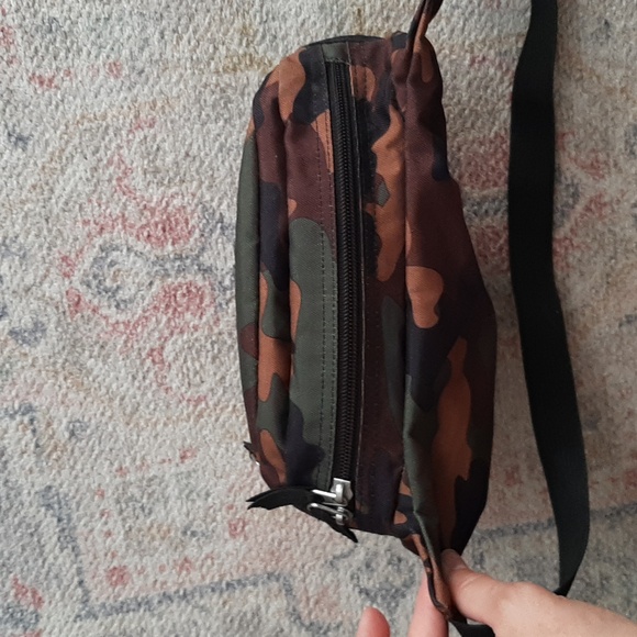 Jansport fifth Avenue camouflage fanny pack - Picture 6 of 11